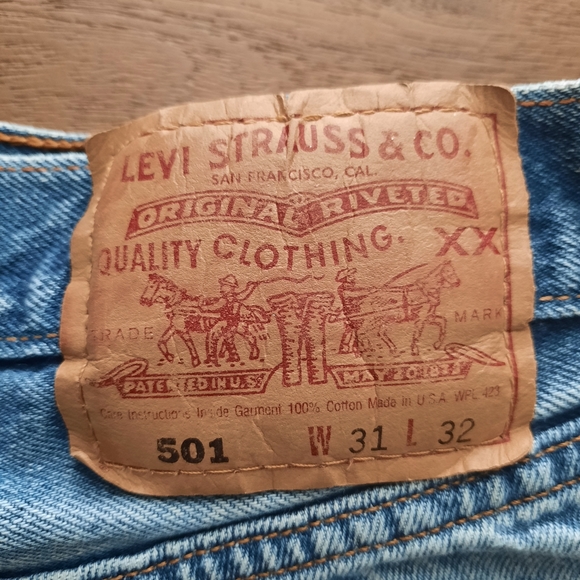 High Waisted Levi Deniem Shorts - Picture 6 of 6